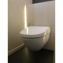 トイレリフォーム工事をさせていただきました。床から浮いている壁掛け便器を採用し、コーナーには手洗いキャビネットを設置しました。すっきり落ち着けるトイレ空間になりました。