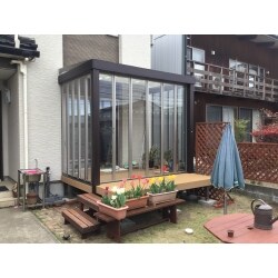ガーデンルームの新設工事をさせていただきました。お庭との一体感が感じられる見通しの良いガーデンルームが完成しました。