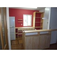 独立型のキッチンから明るくオープンな対面キッチンへ