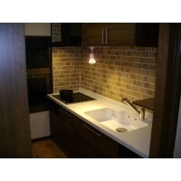 レンガ調のタイルを張ったおしゃれなキッチン