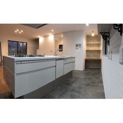 和室を無くしアイランドキッチンを中心とした広いLDKへと様変わりしました。
キッチン横には家事スペースを設け、施主様セレクトのウイリアムモリスのポイントクロスを貼りました。