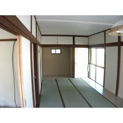 欄間・敷居を撤去、周囲は家具スペースの為、フローリング床にしてます。