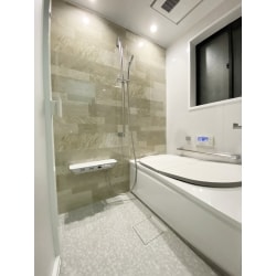 タイル張りの浴室をシステムバスにリフォームした事例です。換気扇は天井埋込形でスッキリ！暖房機能、衣類乾燥機能もついていて、寒い冬や梅雨時期も安心！


