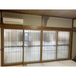 建てつけの不具合による隙間風や、風が吹いた際のガラスのガタつきにお悩みでしたが、
内窓「ウチリモ」を設置することで、断熱性・防音性ともに大きく改善されました。

木目ナチュラル色と縦繁吹寄格子の組み合わせにより、室内の雰囲気も明るくなり、
お客様から「旅館のようで素敵」とのお言葉をいただけたことが印象的です。

先進的窓リノベ2025の補助金を活用し、性能面・デザイン面・コスト面のバランスが取れた
ご満足いただける窓リフォームになったと感じています。