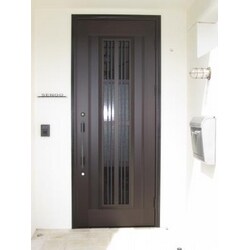 木製ドアから、機能的な玄関ドアへ変身♪