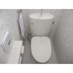 内装も貼り替え、爽やかなトイレ空間へ♪