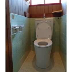 和式トイレから手洗器付きの洋式トイレに変更をしました。段差を無くし、手洗器を撤去しましたので、手前の空間が広くなりました。床はタイルからクッションフロアに変更しましたので、お掃除も簡単に。　 　　　　　　　　　　　　　　　　　 　　使用商品【ＴＯＴＯ：ピュアレストＱＲ】