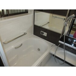ユニットバスになりましたので、断熱効果が高く暖かく入浴ができます。汚れの付きにくい浴槽と、水はけの良いサーモフロアの床なので掃除も楽々になりました。水栓はプッシュ水栓になりましたので、操作も簡単です。手すりを設置しましたので、転倒防止にもなります。 　　　　　　　　　　　　　　　　　　　　　　　　　　　　　　　　　　　　　　　　　　　　　　　　　　　　使用商品【ＬＩＸＩＬ：アライズ　1316サイズ】