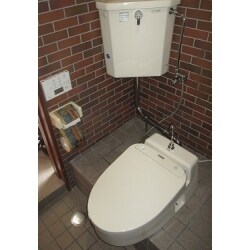 和式トイレから便器の上に機器を取り付けるウォシュレット付き洋式トイレ（腰掛便器）に変更をしました。大掛かりな工事無しに洋式トイレへ変更する事ができますので、来店のお客様にご迷惑がかからない様に、短時間での工事で済みました。これで立ち座りもとても楽になります。　　　　　　　　　　　　　　　　　　　　　　　　　　　　　　　　　　　　　　　　　　　　使用商品【TOTO：スワレット】