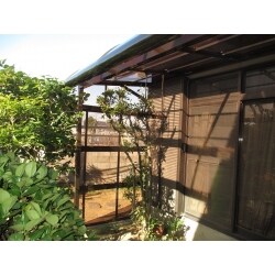 テラスを設置しましたので、急な雨でも洗濯物が濡れないようになり、安心をして洗濯物を干せるようになりました。合わせて、竿掛けも新設しました。 使用商品【三協アルミ：テラスメニーウェルR1M1型】
