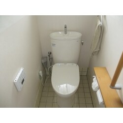 便座から立ち上がると自動で流してくれるオート便器洗浄や、センターが感知して蓋が自動で開閉するなど、人の動作に合わせ様々な機能が自動で作動する『オート機能』付きで便利になりました。　　　　　　　　　　　　　　　　　　　　　　　　　　　　　使用商品【TOTO：ピュアレストEX手洗器付き、アプリコットF3A】