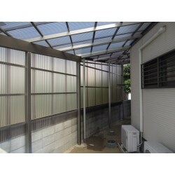 車庫奥の三角形の場所にテラスを設置しました。 全面囲いも合わせて付けましたので、周りからの視線を遮ってくれます。
 使用商品【三協アルミ：テラーネZ　カラー/UCアーバングレー、オプション：竿掛けセット】 