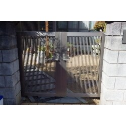 すっきりとした縦格子デザインの門扉に替えました。シリンダー錠もついて、防犯効果も高くなりました。
 使用商品【四国化成 クレディ門扉２型】 