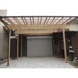 倉庫前のテラスは、アルミの既製品でサイズがなかった為、太い梁でしっかりとした木製テラスにしました。高さも以前より高く、ひとまわり大きくして解放感のあるテラスになりました。