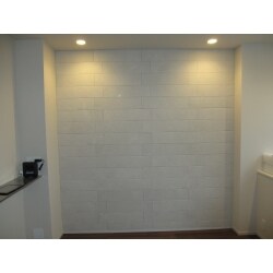 新築のマンションのお部屋に湿度をコントロールして、臭い・VOC（揮発性有機化合物）吸着や軽減の効果が高いエコカラットを貼りました。
使用商品【LIXIL：エコカラットGシリーズ アンティークマーブル/グレー】 