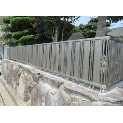亀裂が入った危険なブロック塀から落ち着いた色のアルミフェンスに変更をしました。しっかりとした金属のフェンスですので、万が一地震がおきても安心です。
 使用商品【三協アルミ：形状フェンス　ニューアイシャノンH800/アーバングレー】