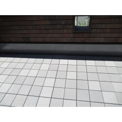 ベランダを防水加工後に、タイルを貼って仕上げました。防水加工をしただけのベランダに比べ、見た目もお洒落になりました。
 保水タイルですので水を吸収し表面をさらっとした状態で快適です。
 使用商品【LIXIL　ステージア　アースグレー】