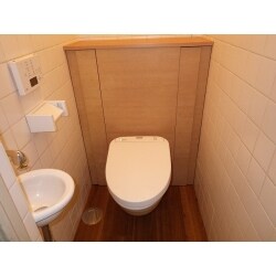 和式トイレから便器が床から浮いているスタイリッシュなフローティングデザインの洋式トイレをリフォームしました。店舗で使用するトイレですので、便器周りや床が簡単に掃除ができるようになりました。 使用商品【TOTO：レストパルF】