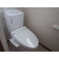 汲み取り式のトイレから簡易水洗トイレにリフォームしました。使用商品【LIXIL：トイレーナR 手洗器・シャワートイレ付】 