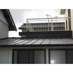 スレート瓦から軽量で耐久に優れている金属屋根に葺き替えました。