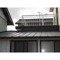 軽量で耐久性に優れた金属屋根への葺き替え工事。 