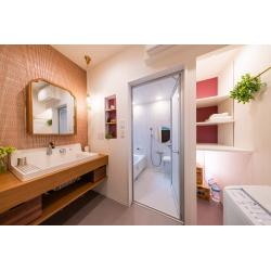 浴室横の余白を活かし、下部は防災備品のストック、上部は可動棚に。デザイン性と安心を兼ね備えた新しいサニタリー空間です。
