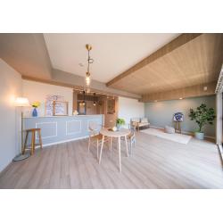 古くなった賃貸の水まわりをリニューアルして、コストをかけずに、クロスとモールディングでやさしくアップデート
限られた空間でも、素材の質感や色の重なりを少し工夫するだけで、暮らしの印象は驚くほど変わります。
清潔感の中にやわらかさを添えて、日々の生活が心地よくなる ひとさじリッチ なリノベーションに