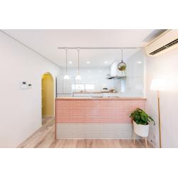 壁付けのI型キッチンから、ぐるりと回れるコの字型へ。
動線が整い、家族との距離もぐっと近くなりました。