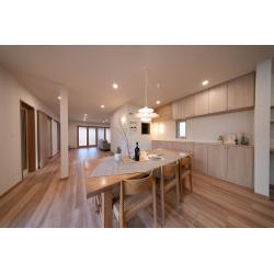 もともとあった中庭を活かしきれていなかった住まいを、家族が自然と集まる場所へ。