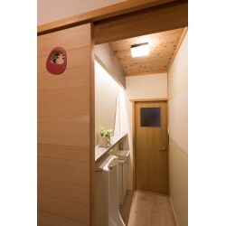 建具の裏表で紅白のだるまの灯り窓をデザイン。
来客からも「縁起が良いトイレ！」と評判だそうです。
