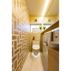 1階はTOTOの宙に浮くFDシリーズにこのトイレには絶対にこのタイル（笑）
と決めていた名古屋モザイクタイルのメトロポリタンをご提案。
そして、前から何やってみたかったトランプをひとさじデザインさせていただきました。
狭い空間だったので鏡マジックで空間を広く見せているのもポイントです。
