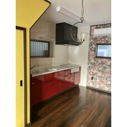 キッチンはこだわりの赤。
フロアやクロスも大変こだわって
充実した毎日が過ごせるお部屋となりました。