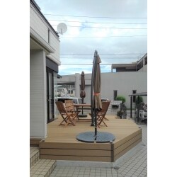 屋内からすぐに出られる人工木のデッキを設置させて頂きました。