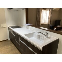 ダークブラウンの落ち着いた色味のキッチンが上質な大人空間を演出します。