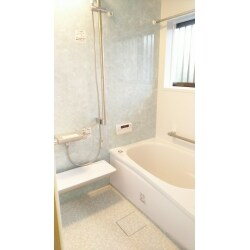 グリーンを基調としたパネル、浴槽はお掃除浴槽
床は床ワイパー洗浄(きれい除菌水)を設置し
爽やかで、更に掃除も楽なバスルームになりました。
