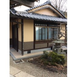 八帖二室の離れに水周りと居住空間を一体化したスペースを