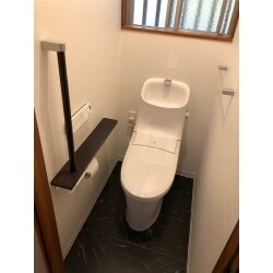 設備の老朽化のためにリフォームをご依頼
トイレは昔ながらのタイル壁と床。お掃除もしにくいので
壁はクロス・床はクッションフロアに変更しました。