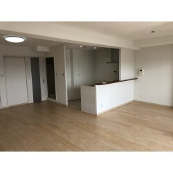 マンション水まわりを中心にリフォーム。
カーペットを撤去し、フローリングに。