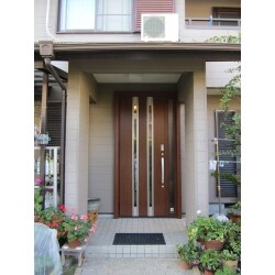 玄関ドアリフォーム。
一日で施工は完了！
スタイリッシュなドアになりました。