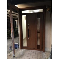 採光タイプで明るい玄関ドアになりました。