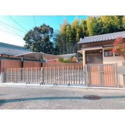 塀で囲われていたお庭を広々とした駐車スペースにしました。