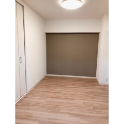 和室だった部分を洋室に。奥の壁面を濃いめのアクセントクロスでグッと引き締めて奥行を持たせました。
