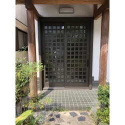 和風のモダンな玄関扉にリフォーム