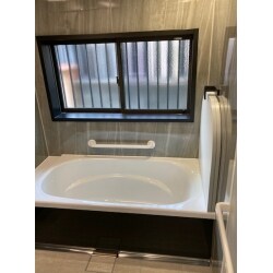 窓の開口を小さくして、鋳物ホーローの浴槽でじっくり体をあたためることができる
快適なバスタイム空間を実現いたしました。

壁面はホーロークリーンパネル。洗剤なしで楽に汚れが落とせます。
お掃除がラクなうえ、いつまでも清潔感がかわらないという、嬉しい仕様になっています。