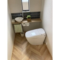 モダンなタイルのトイレ空間