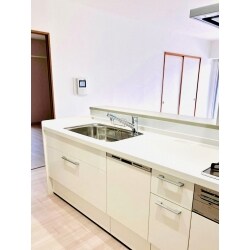 築25年のマンションをご購入。ご入居前に全面改装されました。明るく開放的な、まるで新築のようなお住まいになりました。