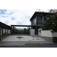 和と洋の調和がとれた芝生のある外構