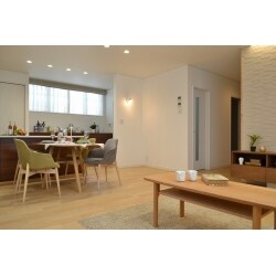 仕切りが多く手狭間だったキッチンと和室を、一つの広々としたご家族が集えるリビングへと提案させて頂きました。
家族構成の変化に伴い、それぞれのライフスタイルに合わせた間取りを設計し、ご家族皆様に喜んで頂けるリフォームに仕上がりました。
