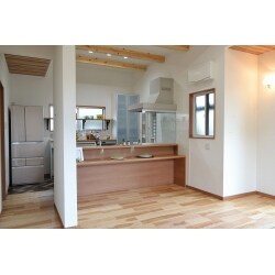「キッチンとリビング、和室の3部屋を繋げて広く使いたい」「古くなったキッチンを入れ替えたい」というご要望でした。区切られていた3部屋が繋がりを感じられる広い空間になり、対面キッチンにしたことで明るさと開放感が生まれました。