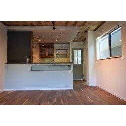 造作カップボードで収納充実キッチン